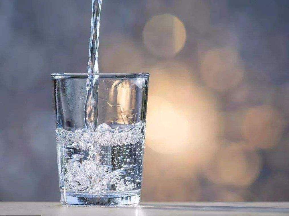 健身中補(bǔ)水你真的喝對(duì)了嗎？喝水還是運(yùn)動(dòng)飲料？